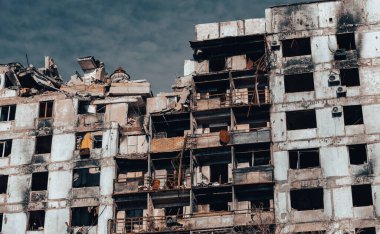 Ukrayna 'daki savaş sırasında şehirdeki evleri yakıp yıktılar.