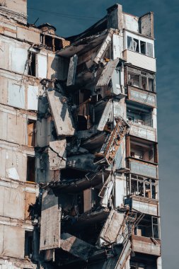 Ukrayna 'daki savaş sırasında şehirdeki evleri yakıp yıktılar.