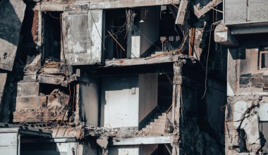 Ukrayna 'daki savaş sırasında şehirdeki evleri yakıp yıktılar.