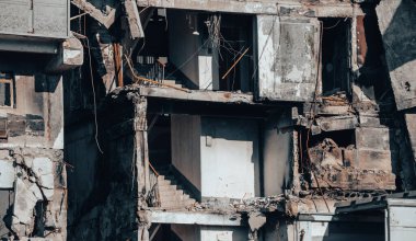 Ukrayna 'daki savaş sırasında şehirdeki evleri yakıp yıktılar.