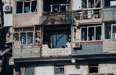 Ukrayna 'daki savaş sırasında şehirdeki evleri yakıp yıktılar.