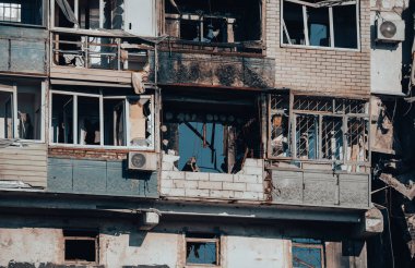 Ukrayna 'daki savaş sırasında şehirdeki evleri yakıp yıktılar.