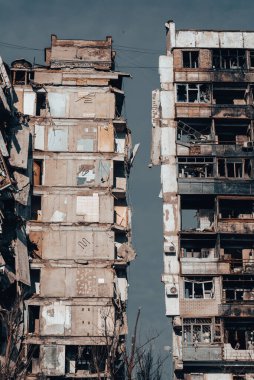 Ukrayna 'daki savaş sırasında şehirdeki evleri yakıp yıktılar.