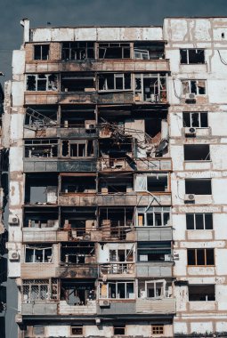 Ukrayna 'daki savaş sırasında şehirdeki evleri yakıp yıktılar.