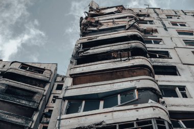 Ukrayna 'daki savaş sırasında şehirdeki evleri yakıp yıktılar.