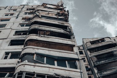 Ukrayna 'daki savaş sırasında şehirdeki evleri yakıp yıktılar.