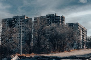 Ukrayna 'daki savaş sırasında şehirdeki evleri yakıp yıktılar.