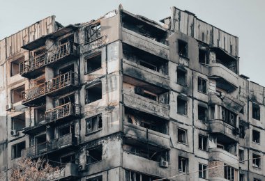 Ukrayna 'daki savaş sırasında şehirdeki evleri yakıp yıktılar.