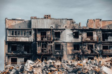 Ukrayna 'daki savaş sırasında şehirdeki evleri yakıp yıktılar.