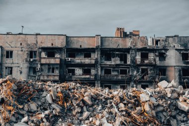 Ukrayna 'daki savaş sırasında şehirdeki evleri yakıp yıktılar.