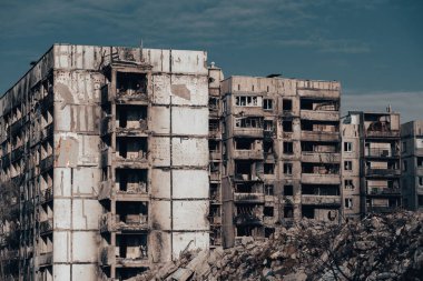 Ukrayna 'daki savaş sırasında şehirdeki evleri yakıp yıktılar.