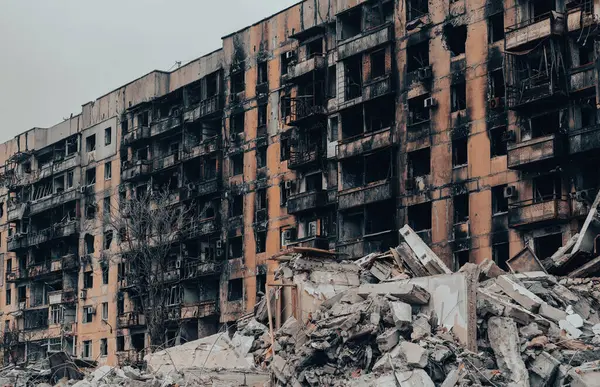 Ukrayna 'daki savaş sırasında şehirdeki evleri yakıp yıktılar.