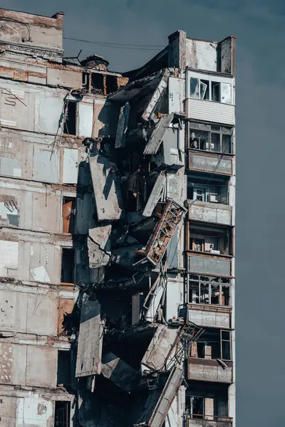 Ukrayna 'daki savaş sırasında şehirdeki evleri yakıp yıktılar.