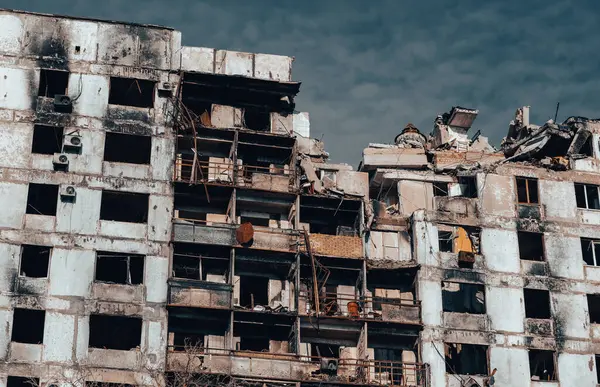 Ukrayna 'daki savaş sırasında şehirdeki evleri yakıp yıktılar.