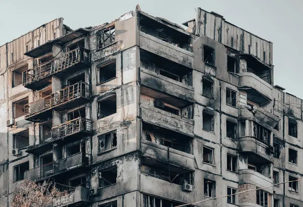 Ukrayna 'daki savaş sırasında şehirdeki evleri yakıp yıktılar.