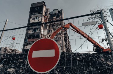 Ukrayna 'daki savaş sırasında şehirdeki evleri yakıp yıktılar.