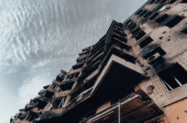 Ukrayna 'daki savaş sırasında şehirdeki evleri yakıp yıktılar.