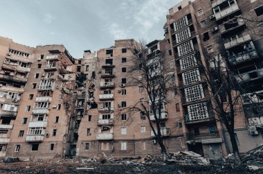 Ukrayna 'daki savaş sırasında şehirdeki evleri yakıp yıktılar.