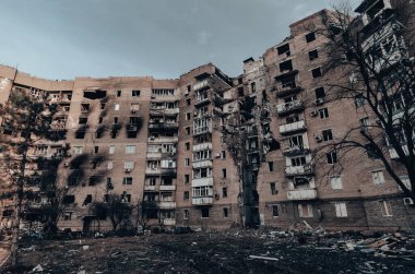 Ukrayna 'daki savaş sırasında şehirdeki evleri yakıp yıktılar.