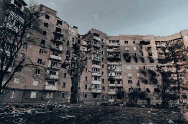 Ukrayna 'daki savaş sırasında şehirdeki evleri yakıp yıktılar.