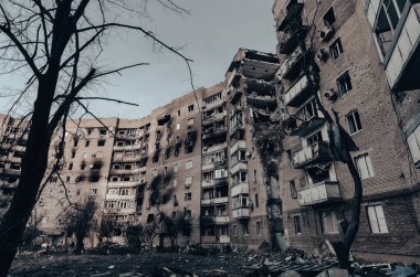 Ukrayna 'daki savaş sırasında şehirdeki evleri yakıp yıktılar.