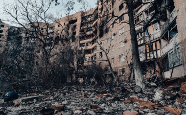 Ukrayna 'daki savaş sırasında şehirdeki evleri yakıp yıktılar.