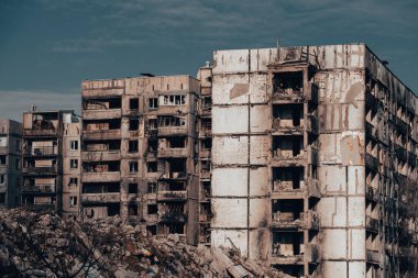 Ukrayna 'daki savaş sırasında şehirdeki evleri yakıp yıktılar.