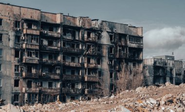 Ukrayna 'daki savaş sırasında şehirdeki evleri yakıp yıktılar.