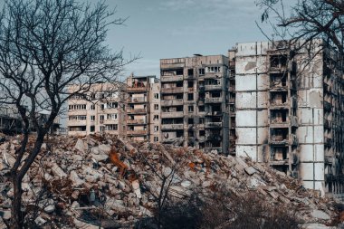 Ukrayna 'daki savaş sırasında şehirdeki evleri yakıp yıktılar.