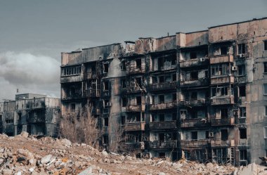 Ukrayna 'daki savaş sırasında şehirdeki evleri yakıp yıktılar.