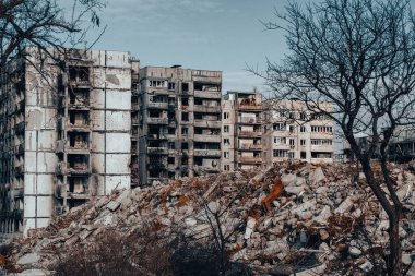 Ukrayna 'daki savaş sırasında şehirdeki evleri yakıp yıktılar.