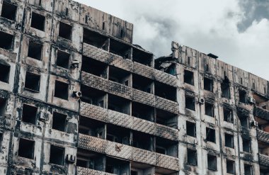 Ukrayna 'daki savaş sırasında şehirdeki evleri yakıp yıktılar.