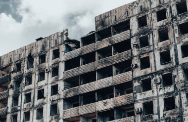 Ukrayna 'daki savaş sırasında şehirdeki evleri yakıp yıktılar.