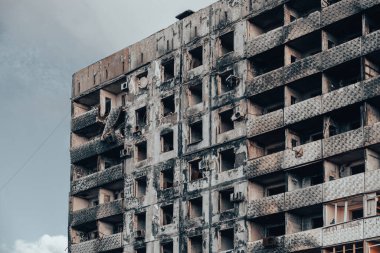 Ukrayna 'daki savaş sırasında şehirdeki evleri yakıp yıktılar.