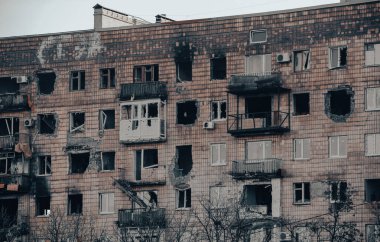 Ukrayna 'daki savaş sırasında şehirdeki evleri yakıp yıktılar.