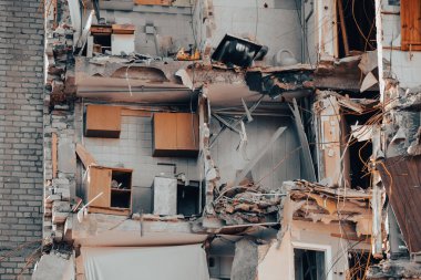 Ukrayna 'daki savaş sırasında şehirdeki evleri yakıp yıktılar.