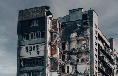 Ukrayna 'daki savaş sırasında şehirdeki evleri yakıp yıktılar.