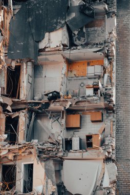 Ukrayna 'daki savaş sırasında şehirdeki evleri yakıp yıktılar.