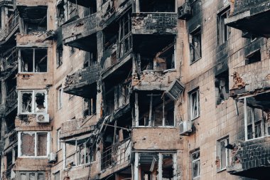 Ukrayna 'daki savaş sırasında şehirdeki evleri yakıp yıktılar.