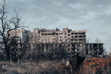 Ukrayna 'daki savaş sırasında şehirdeki evleri yakıp yıktılar.