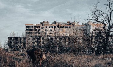 Ukrayna 'daki savaş sırasında şehirdeki evleri yakıp yıktılar.