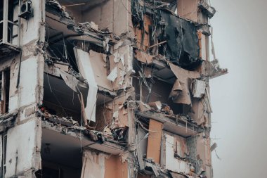 Ukrayna 'daki savaş sırasında şehirdeki evleri yakıp yıktılar.