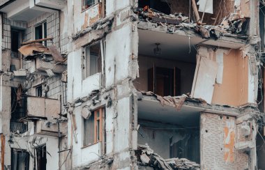 Ukrayna 'daki savaş sırasında şehirdeki evleri yakıp yıktılar.