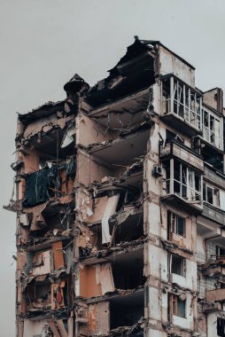 Ukrayna 'daki savaş sırasında şehirdeki evleri yakıp yıktılar.