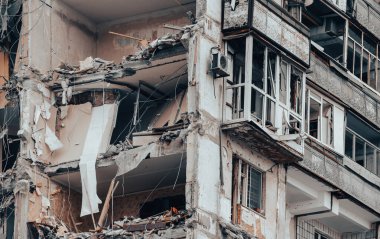 Ukrayna 'daki savaş sırasında şehirdeki evleri yakıp yıktılar.