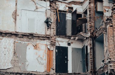 Ukrayna 'daki savaş sırasında şehirdeki evleri yakıp yıktılar.