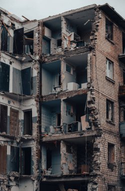 Ukrayna 'daki savaş sırasında şehirdeki evleri yakıp yıktılar.