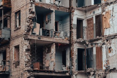 Ukrayna 'daki savaş sırasında şehirdeki evleri yakıp yıktılar.