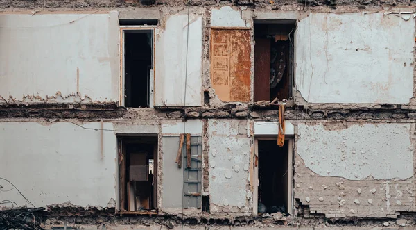 Ukrayna 'daki savaş sırasında şehirdeki evleri yakıp yıktılar.