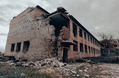 Ukrayna 'da okul inşa savaşını yok etti